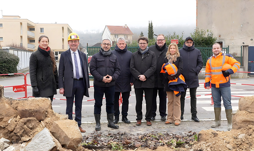 De gauche à droite : Madame Alice Mallick, Sous-préfète de l’arrondissement de Verdun, Monsieur Samuel Hazard, Maire de Verdun, Messieurs Celal Karabay et Julien Berna, Dirigeants de Nova Homes, Monsieur Jérôme Dumont, Président du Conseil départemental de la Meuse, Monsieur Matthieu Cop, Directeur de l’OPH de la Meuse, Madame Jessica Schmidt, Directrice de l’agence Champagne-Lorraine de Crédit Mutuel Aménagement Foncier, Monsieur Clément Bouillaguet, Directeur d’agence de Nova Homes, Monsieur Victor Parra, Chargé d’affaire de Crédit Mutuel Aménagement Foncier.
