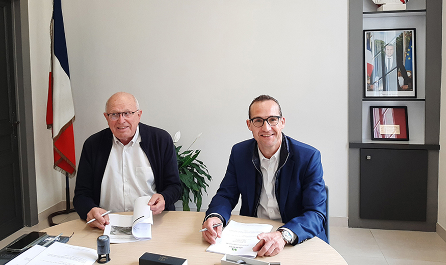 Signature du traité de concession entre la Collectivité de Val-de-Vesle et Emmanuel Hermsdorff, Directeur Général de Crédit Mutuel Aménagement Foncier